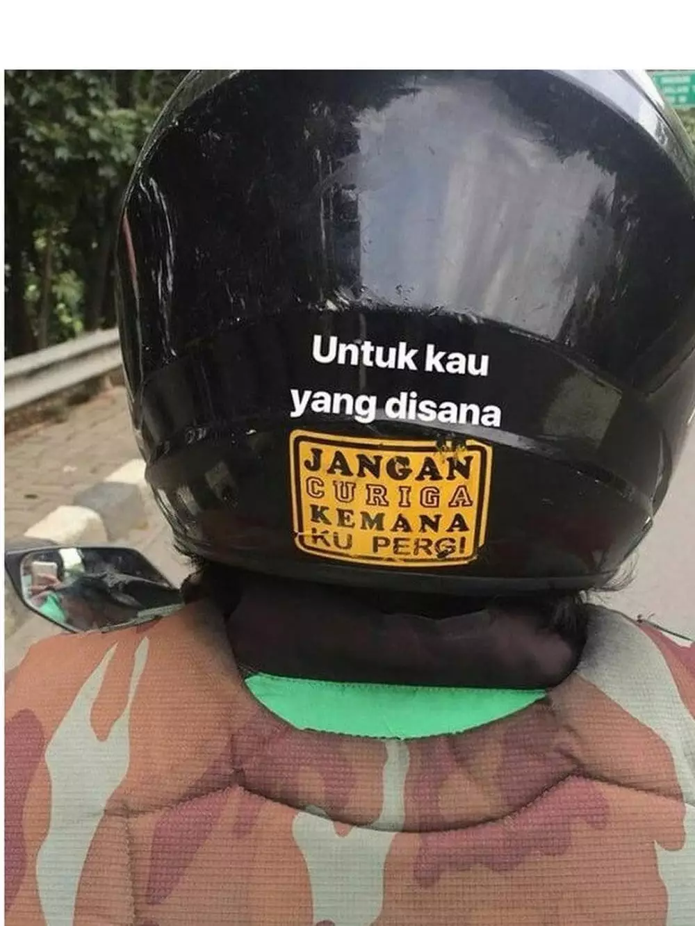 Tulisan lucu di helm driver © berbagai sumber Tulisan lucu di helm driver © berbagai sumber