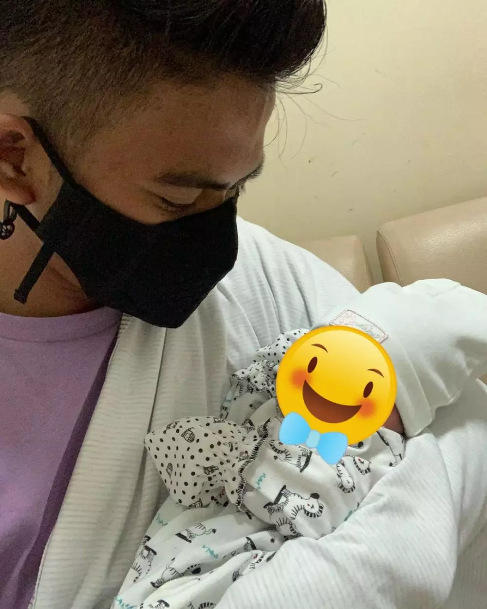 jebolan D'Academy saat gendong anak yang baru lahir dari berbagai sumber