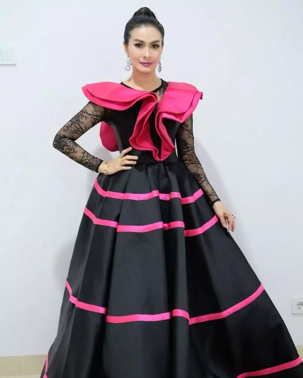 Gaya panggung Iis Dahlia Instagram/@isdadahlia