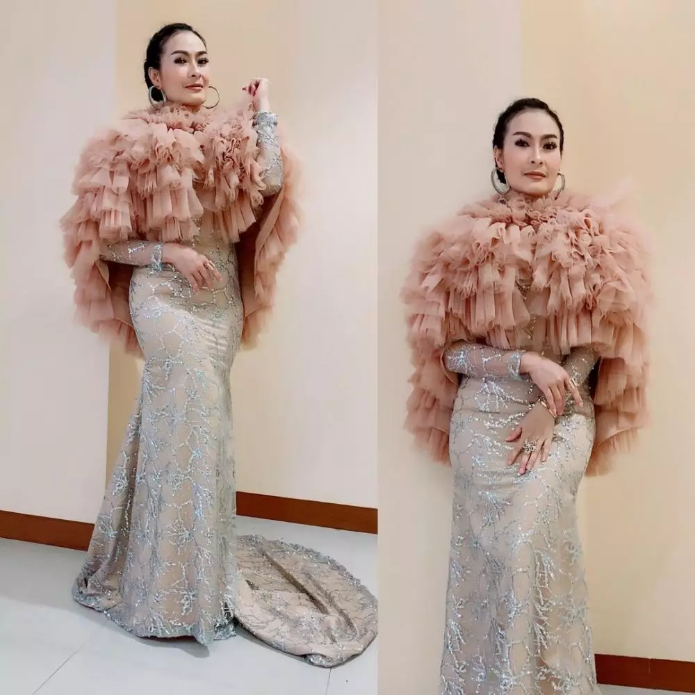 Gaya panggung Iis Dahlia Instagram/@isdadahlia