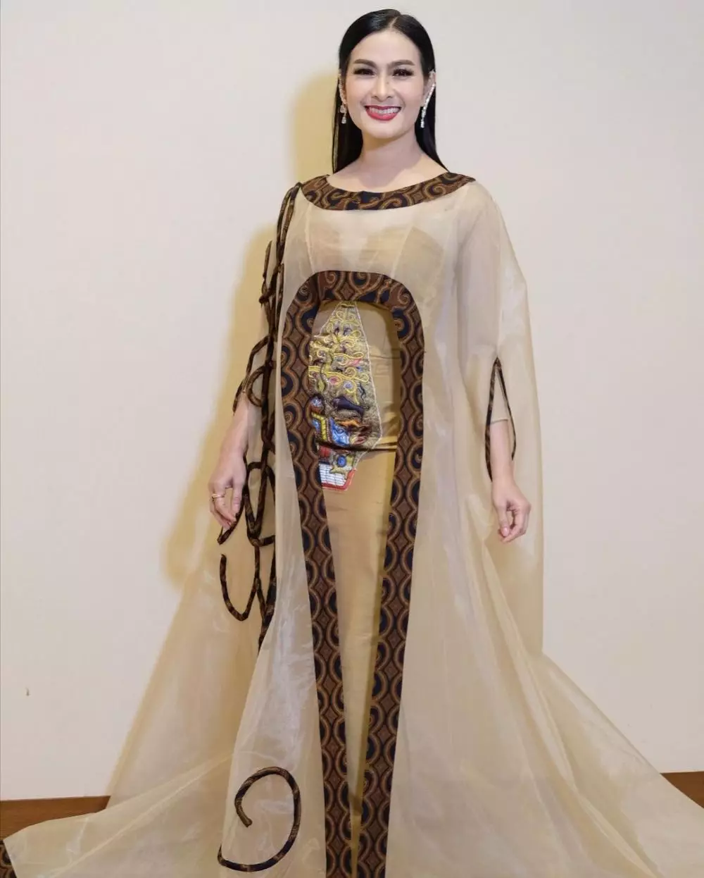 Gaya panggung Iis Dahlia Instagram/@isdadahlia