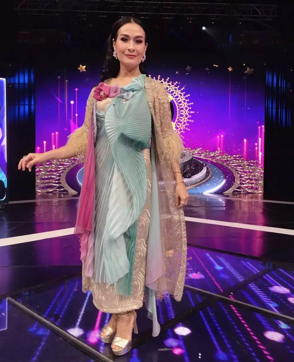 Gaya panggung Iis Dahlia Instagram/@isdadahlia