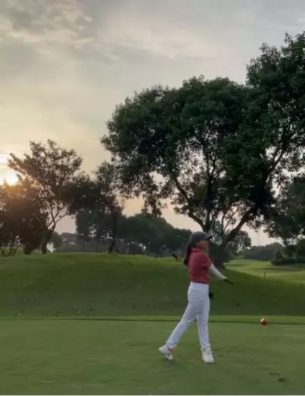 Amel carla bermain golf Berbagai sumber