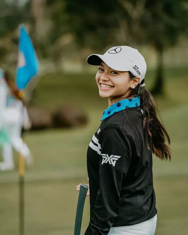 Amel carla bermain golf Berbagai sumber