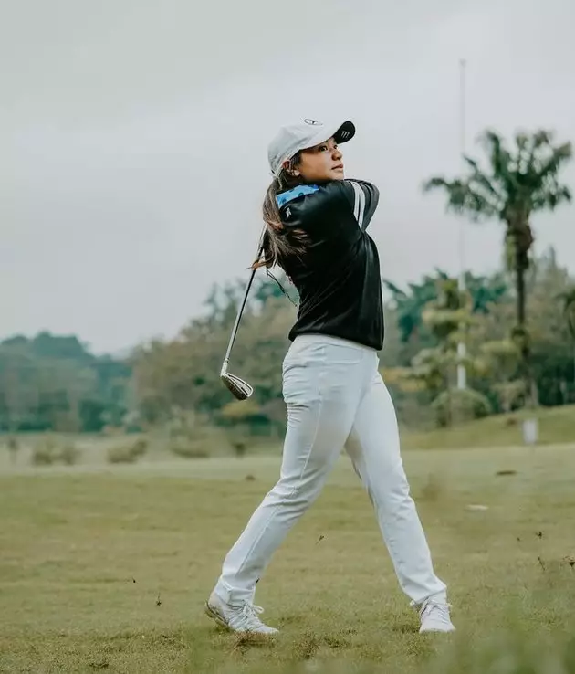 Amel carla bermain golf Berbagai sumber