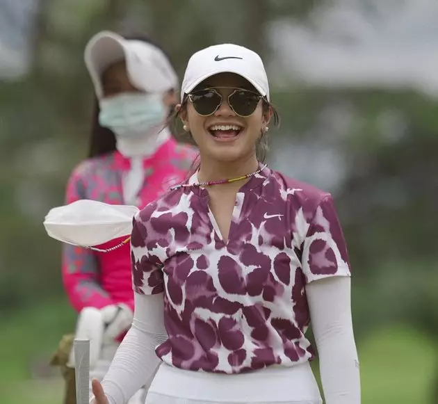 Amel carla bermain golf Berbagai sumber