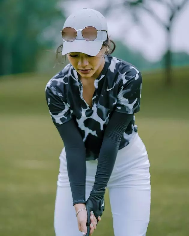 Amel carla bermain golf Berbagai sumber