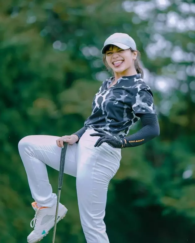 Amel carla bermain golf Berbagai sumber