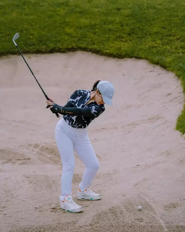 Amel carla bermain golf Berbagai sumber