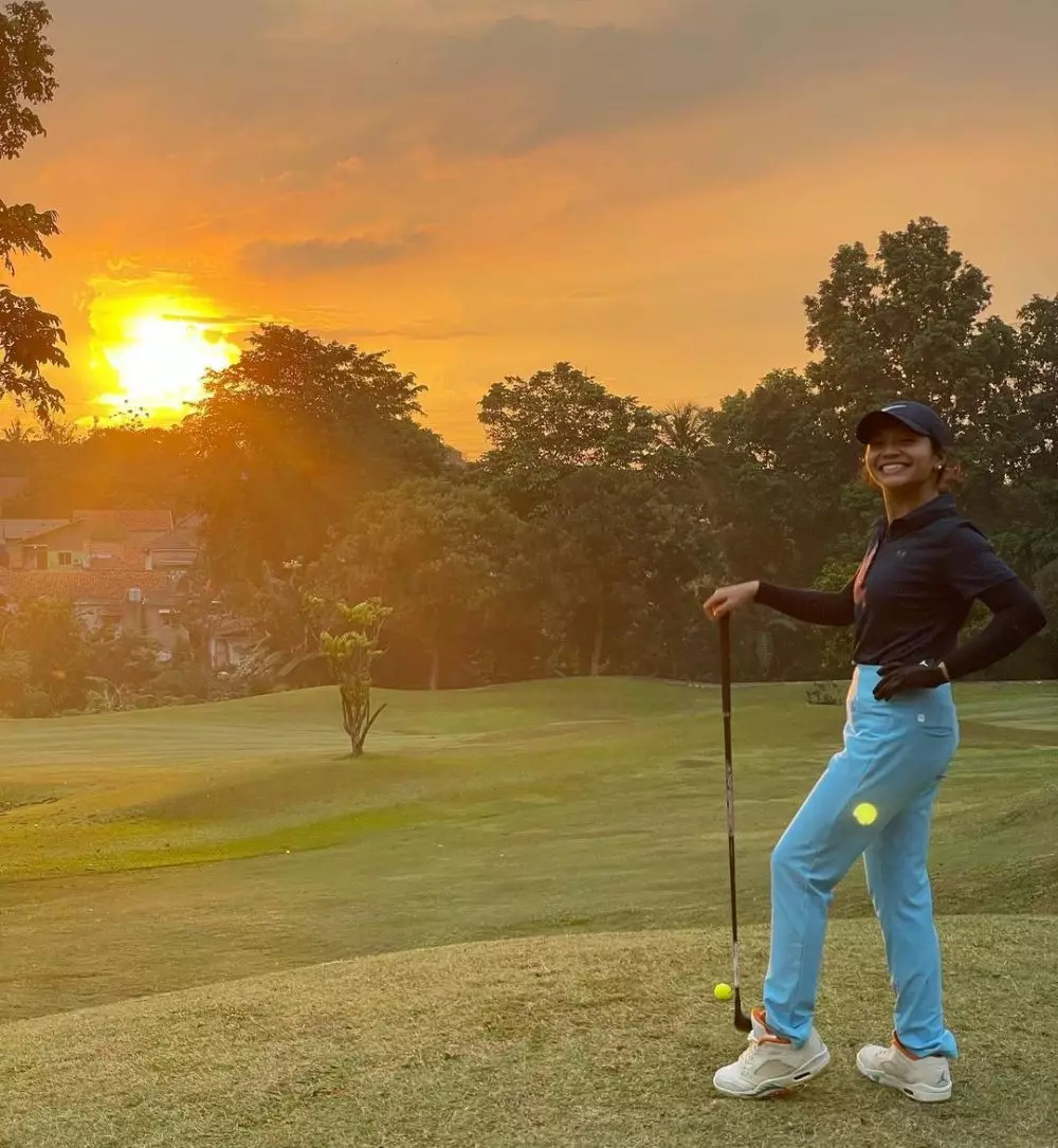 Amel carla bermain golf Berbagai sumber