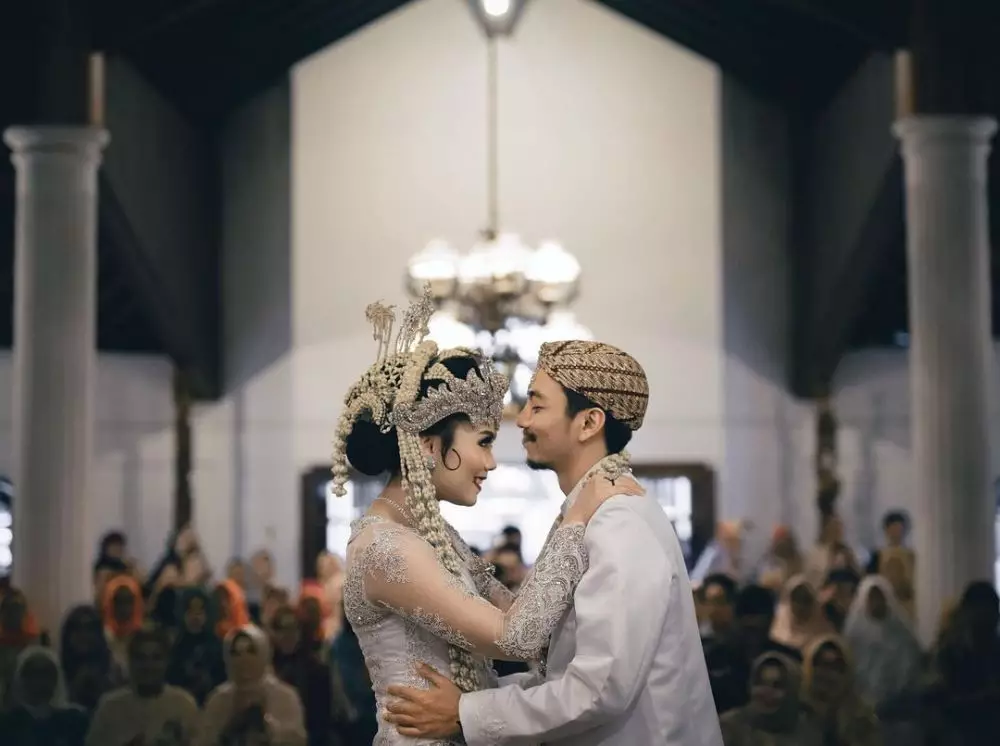 Seleb terkena Covid-19 saat hamil © berbagai sumber Seleb terkena Covid-19 saat hamil © berbagai sumber