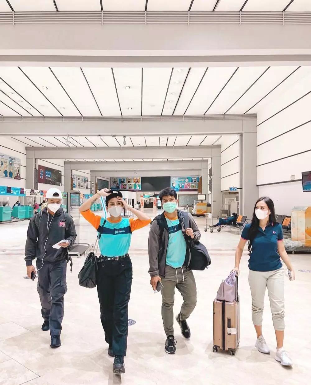 awkarin volunteer penyintas banjir NTT   © 2021 brilio.net