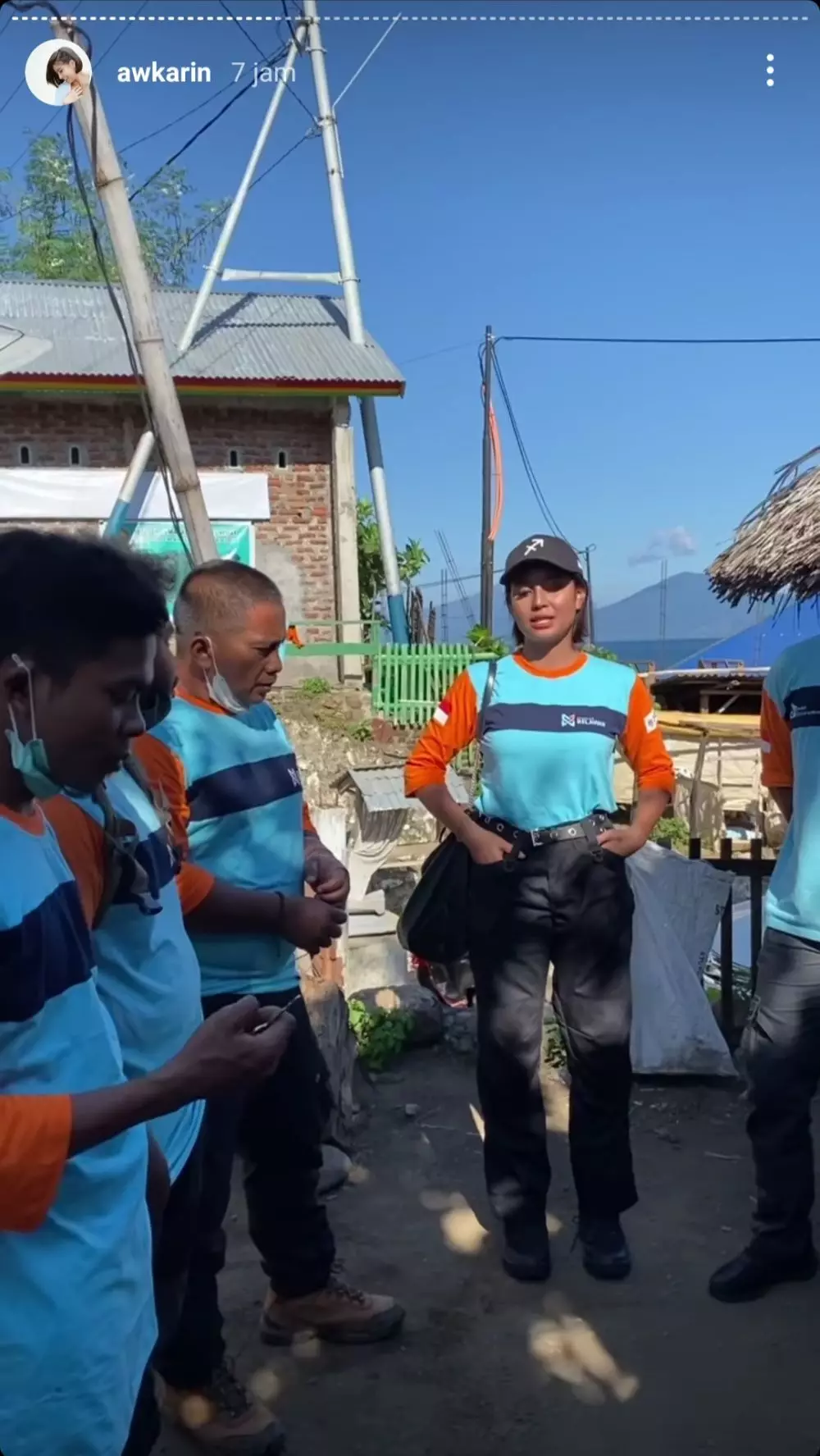 awkarin volunteer penyintas banjir NTT   © 2021 brilio.net