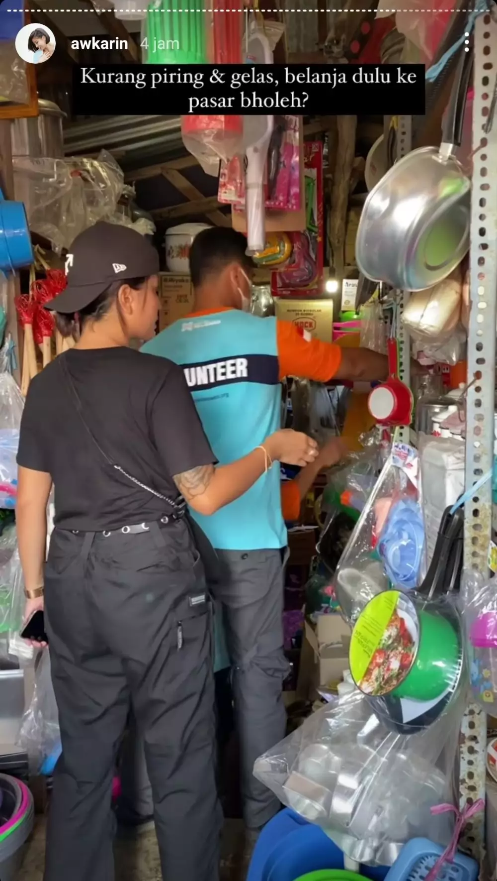 awkarin volunteer penyintas banjir NTT   © 2021 brilio.net