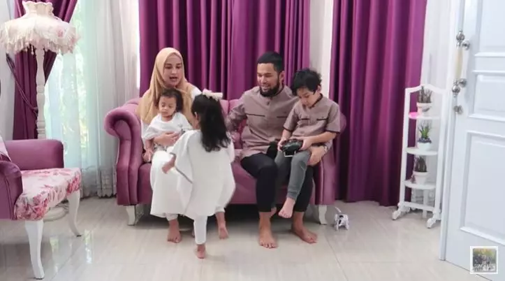 rumah ibunda Zaskia Sungkar © YouTube