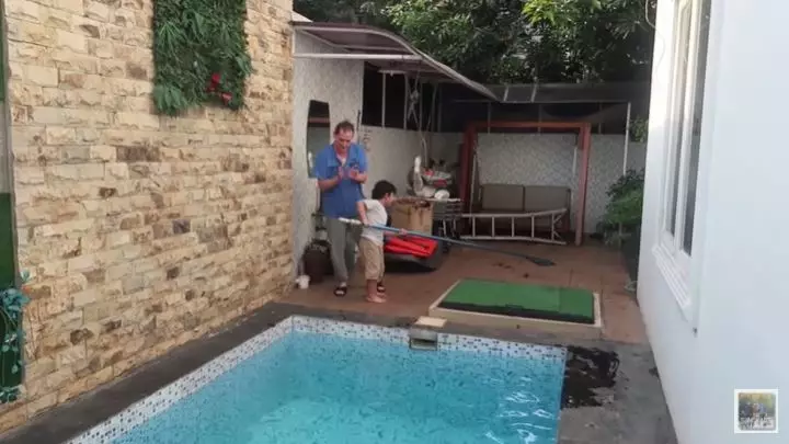 rumah ibunda Zaskia Sungkar © YouTube