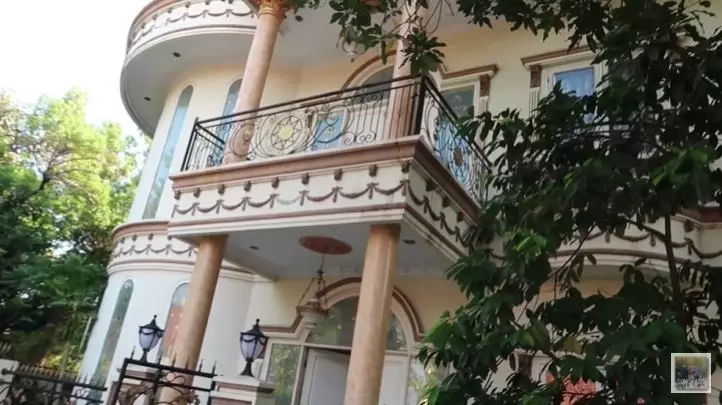 rumah ibunda Zaskia Sungkar © YouTube