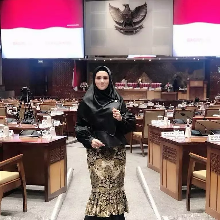 beda gaya seleb saat menjabat anggota dpr © instagram beda gaya seleb saat menjabat anggota dpr © instagram