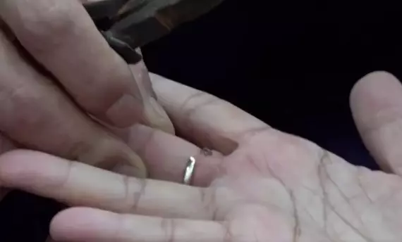 Wanita china potong cincin seharga Rp 600 juta © Istimewa