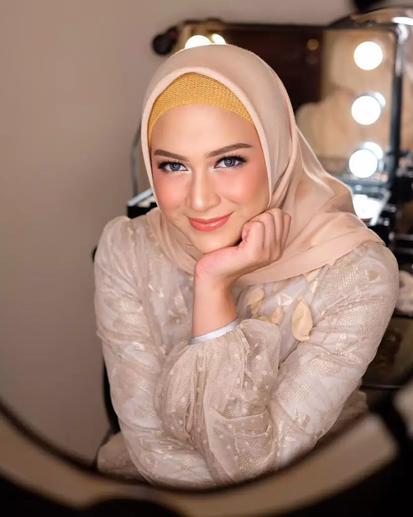 Potret Nina Zatulini bermakeup tebal © 2021 brilio.net Potret Nina Zatulini bermakeup tebal © 2021 brilio.net