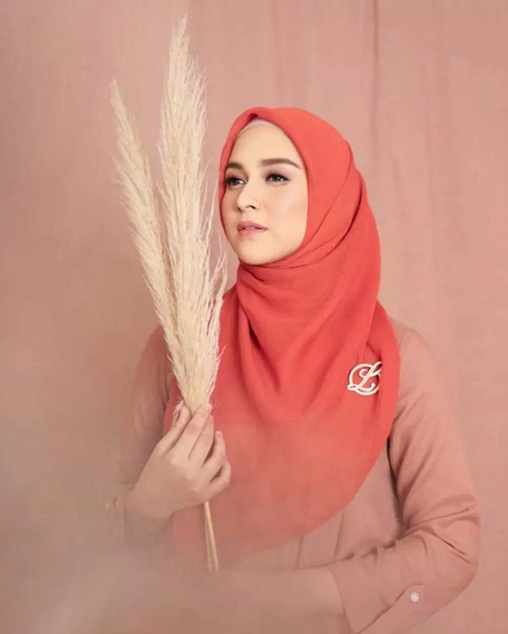 Potret Nina Zatulini bermakeup tebal © 2021 brilio.net Potret Nina Zatulini bermakeup tebal © 2021 brilio.net