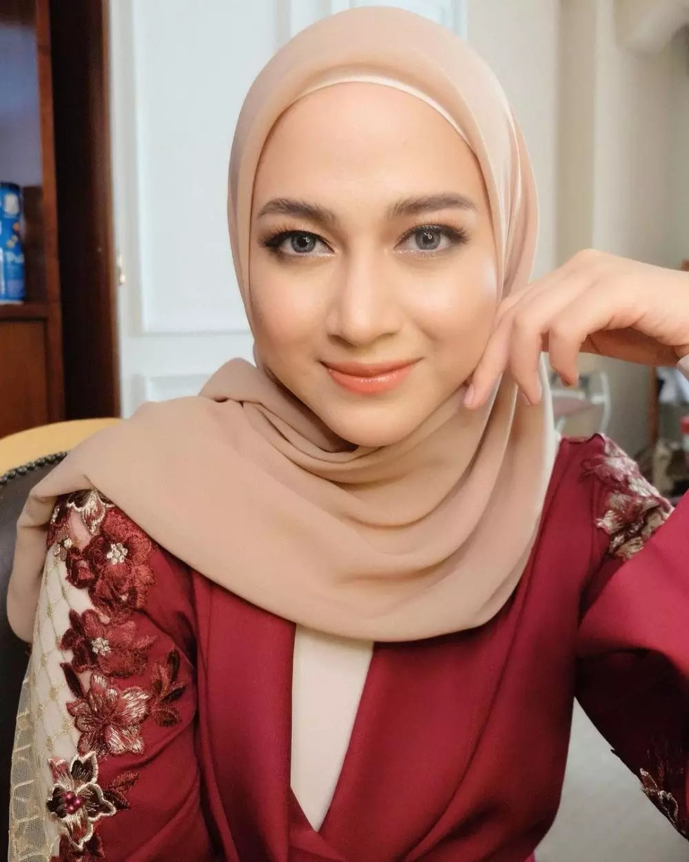 Potret Nina Zatulini bermakeup tebal © 2021 brilio.net Potret Nina Zatulini bermakeup tebal © 2021 brilio.net