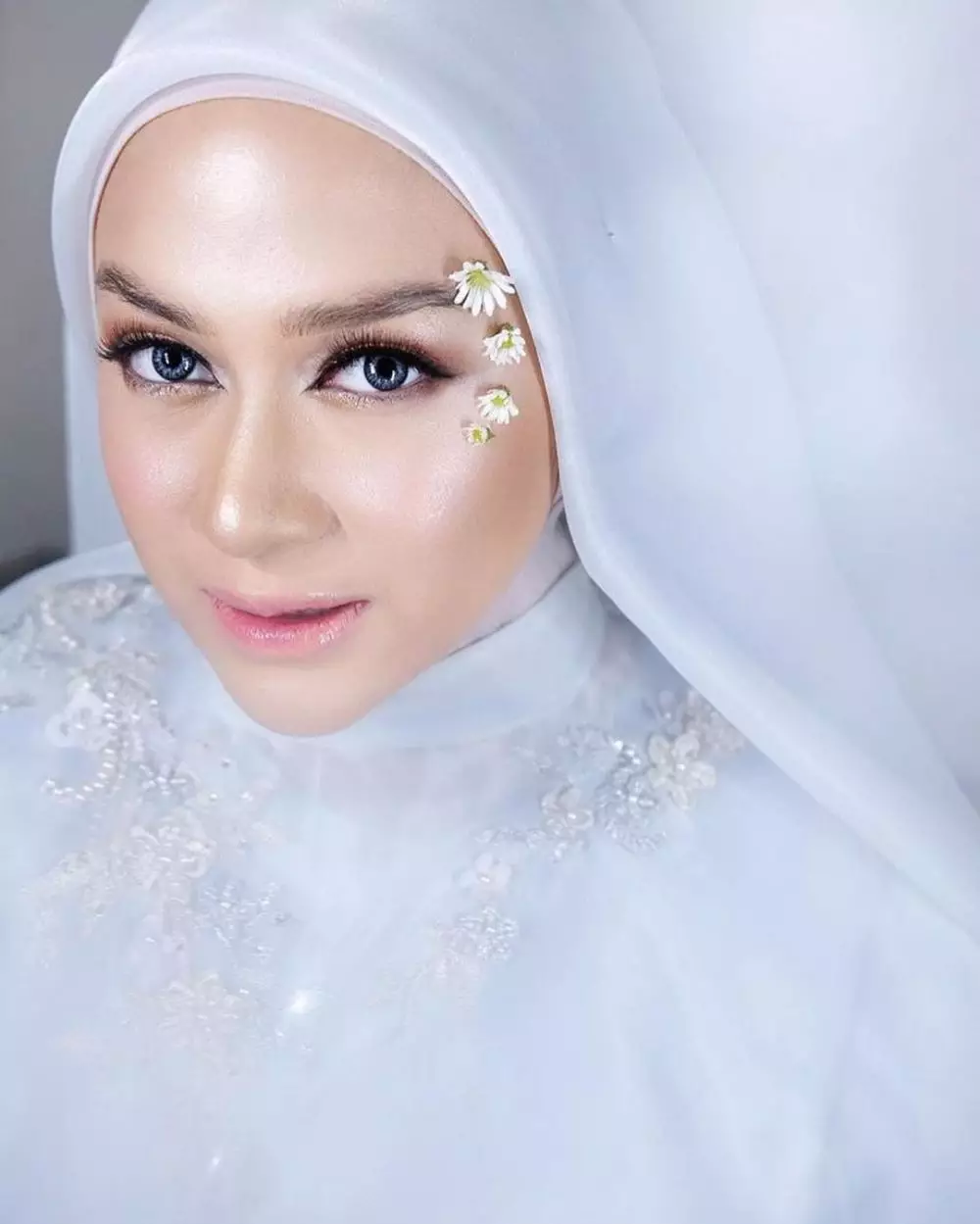 Potret Nina Zatulini bermakeup tebal © 2021 brilio.net Potret Nina Zatulini bermakeup tebal © 2021 brilio.net
