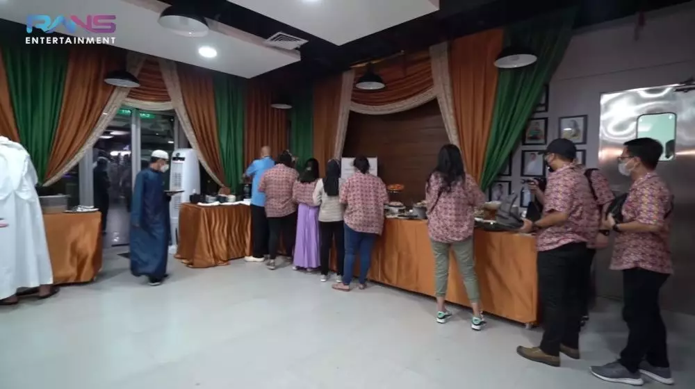 buka puasa Rieta Amilia © YouTube