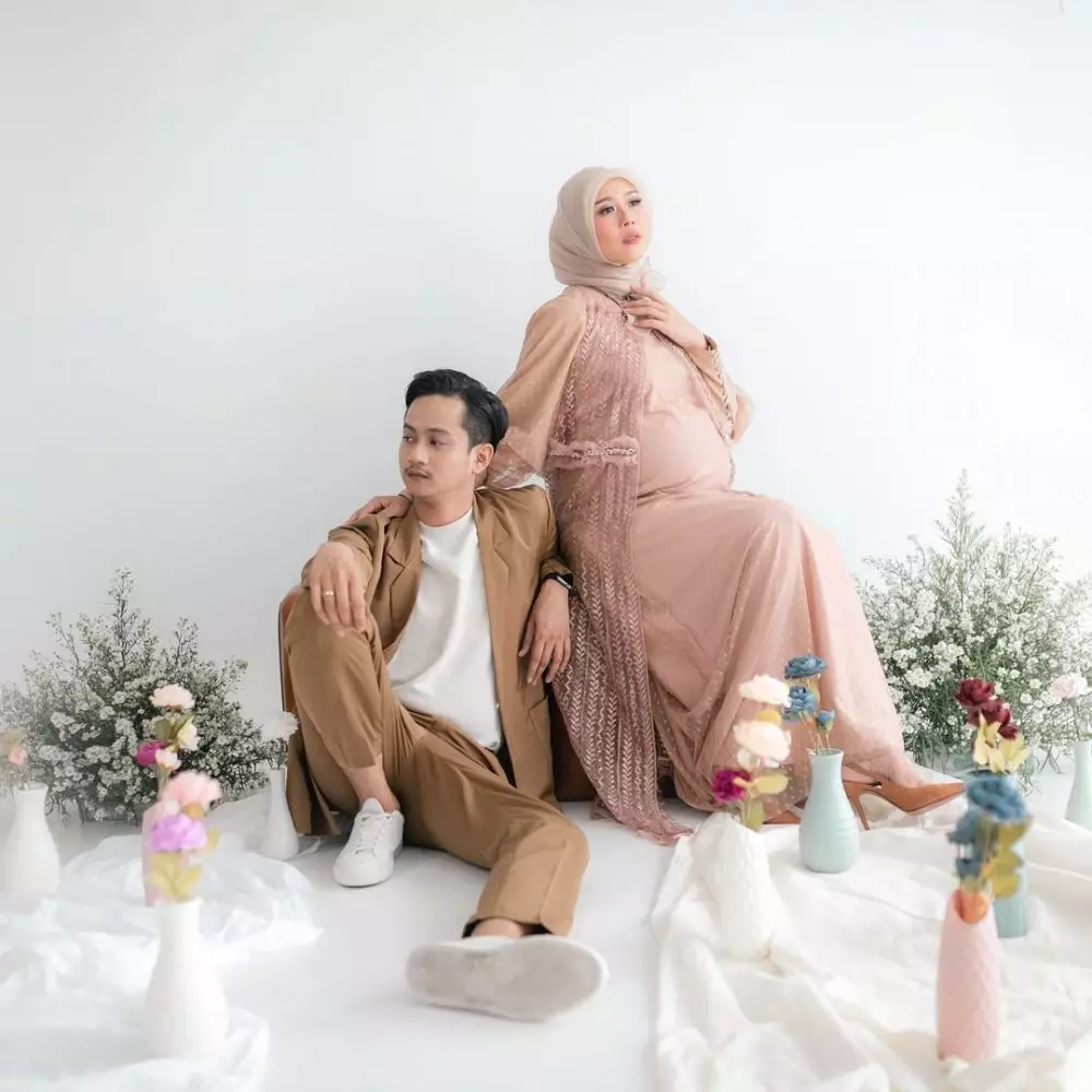gaya maternity shoot Widya Amelia dan Yoga Arizona dari berbagai sumber