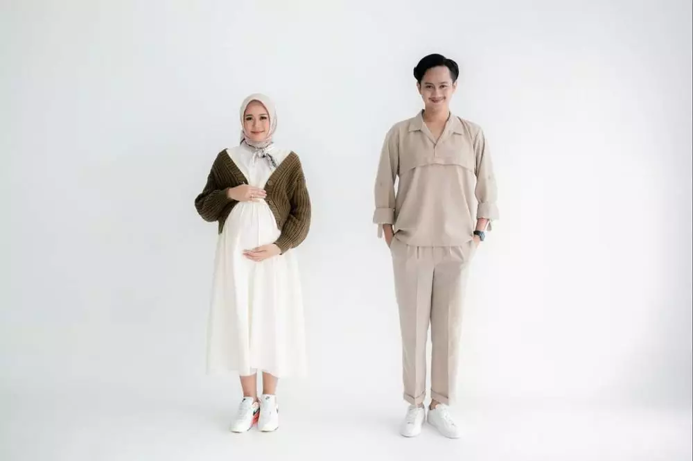 gaya maternity shoot Widya Amelia dan Yoga Arizona dari berbagai sumber