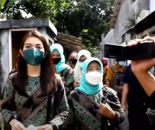 Potret Selvi Ananda saat blusukan Instagram