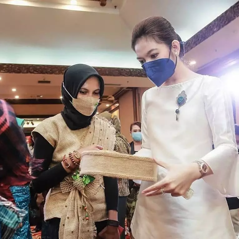 Potret Selvi Ananda saat blusukan Instagram