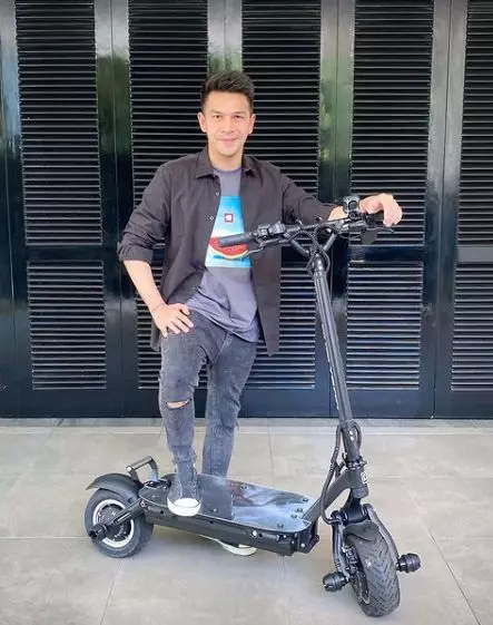 potret Jonathan Frizzy tampak menawan © Instagram/@ijonkfrizzy