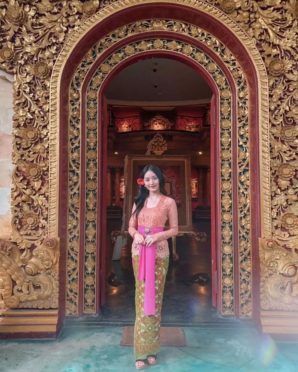 beda gaya Natasha Wilona dan Celine Evangelista pakai kebaya © 2021 brilio.net