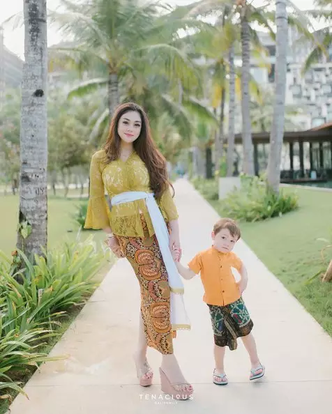 beda gaya Natasha Wilona dan Celine Evangelista pakai kebaya © 2021 brilio.net