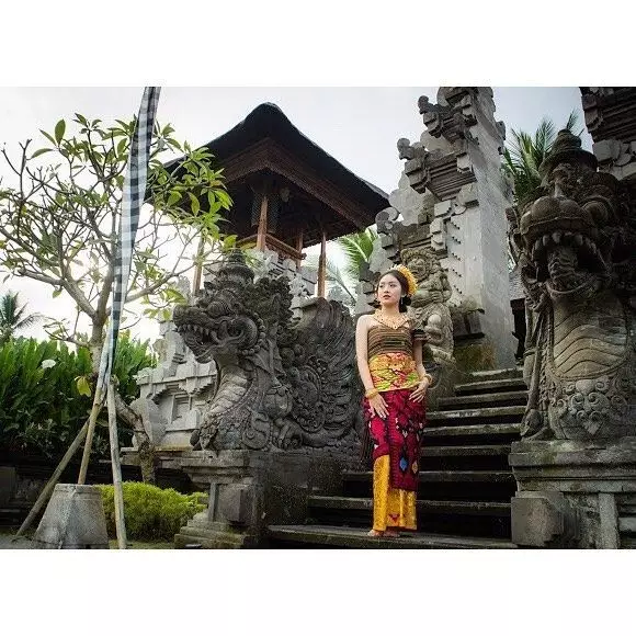 beda gaya Natasha Wilona dan Celine Evangelista pakai kebaya © 2021 brilio.net