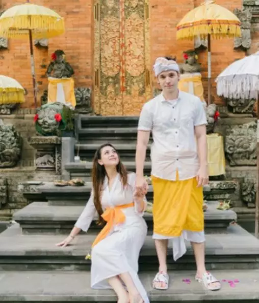 beda gaya Natasha Wilona dan Celine Evangelista pakai kebaya © 2021 brilio.net