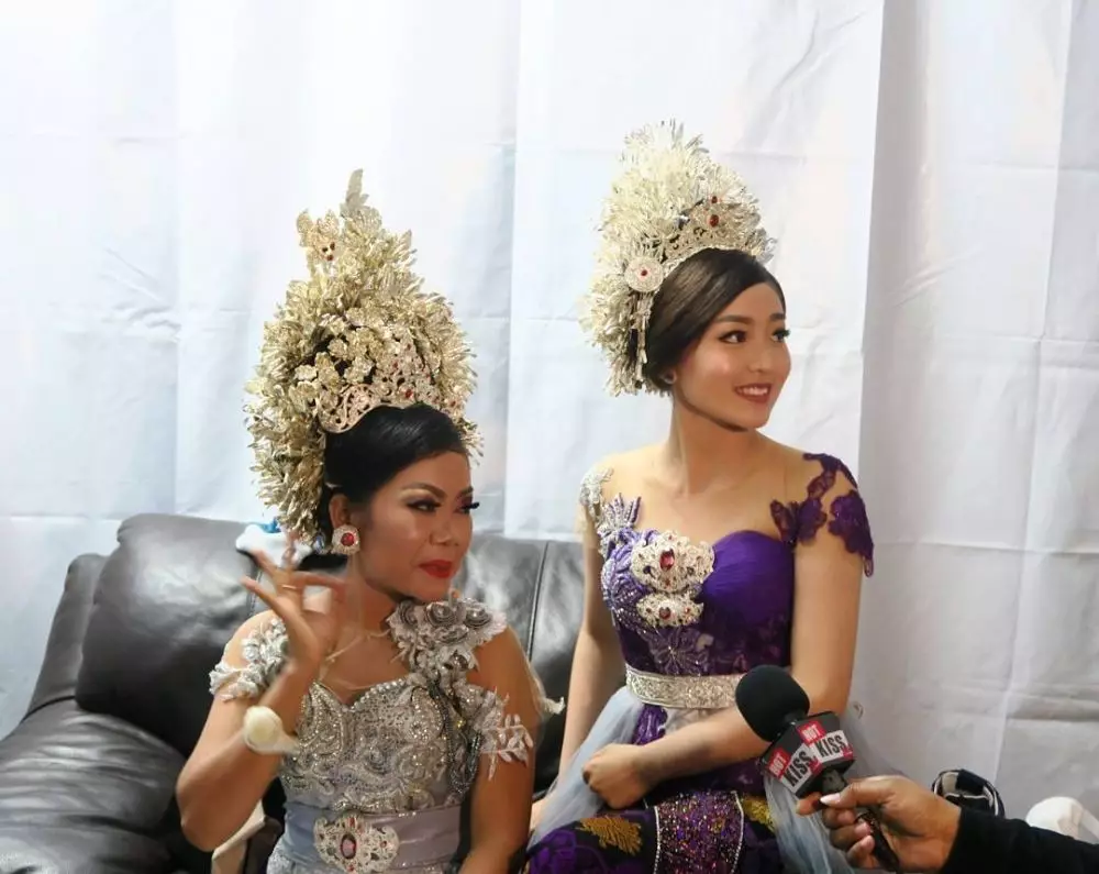 beda gaya Natasha Wilona dan Celine Evangelista pakai kebaya © 2021 brilio.net