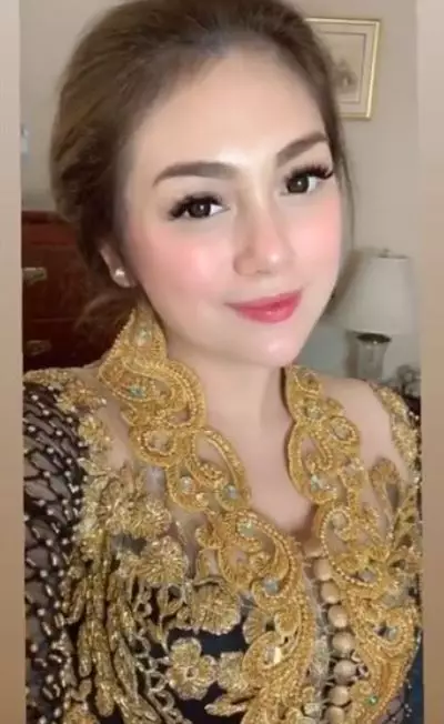 beda gaya Natasha Wilona dan Celine Evangelista pakai kebaya © 2021 brilio.net
