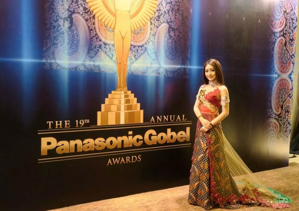 beda gaya Natasha Wilona dan Celine Evangelista pakai kebaya © 2021 brilio.net