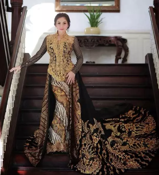 beda gaya Natasha Wilona dan Celine Evangelista pakai kebaya © 2021 brilio.net