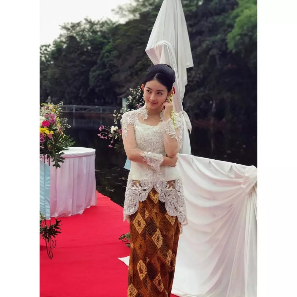 beda gaya Natasha Wilona dan Celine Evangelista pakai kebaya © 2021 brilio.net