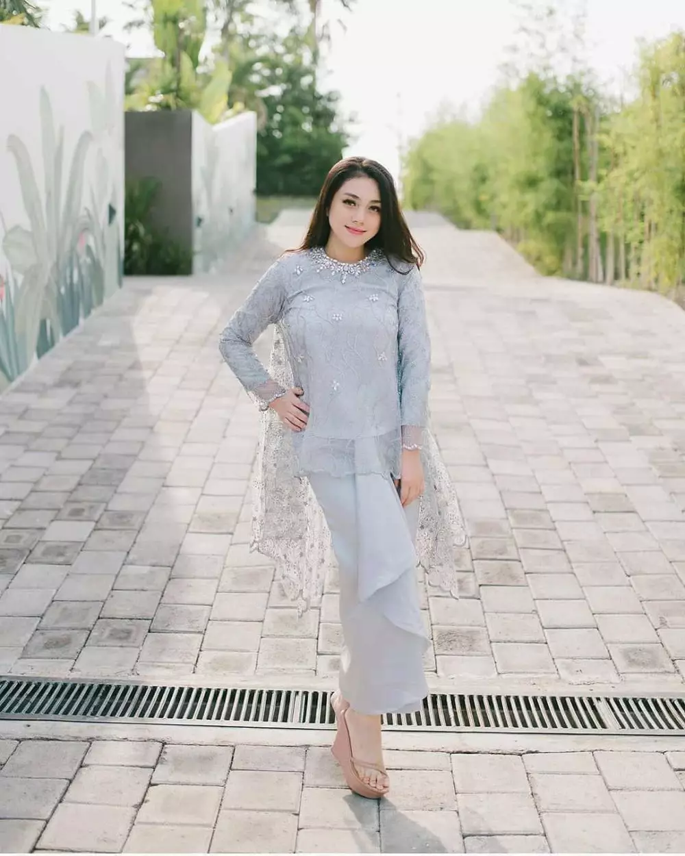 beda gaya Natasha Wilona dan Celine Evangelista pakai kebaya © 2021 brilio.net