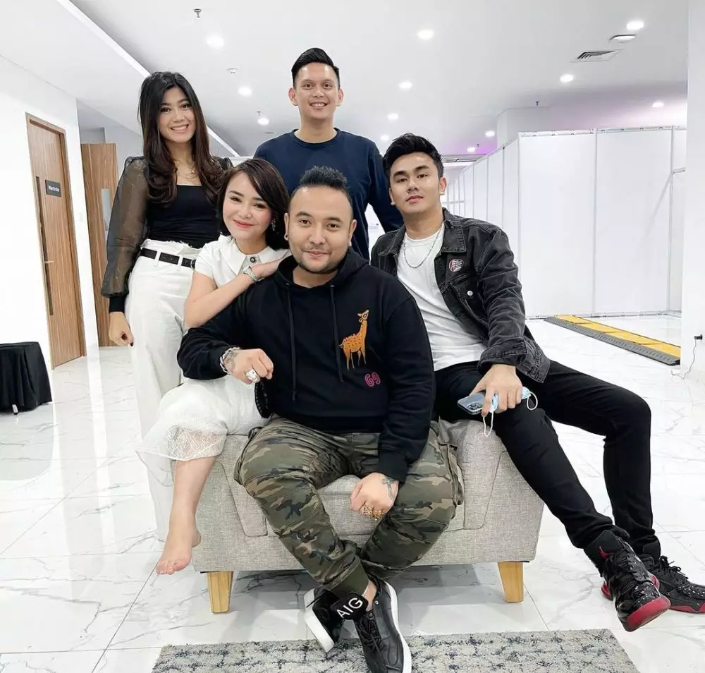 kedekatan Amanda Manopo dan Dikin Tamsa  © 2021 brilio.net Instagram