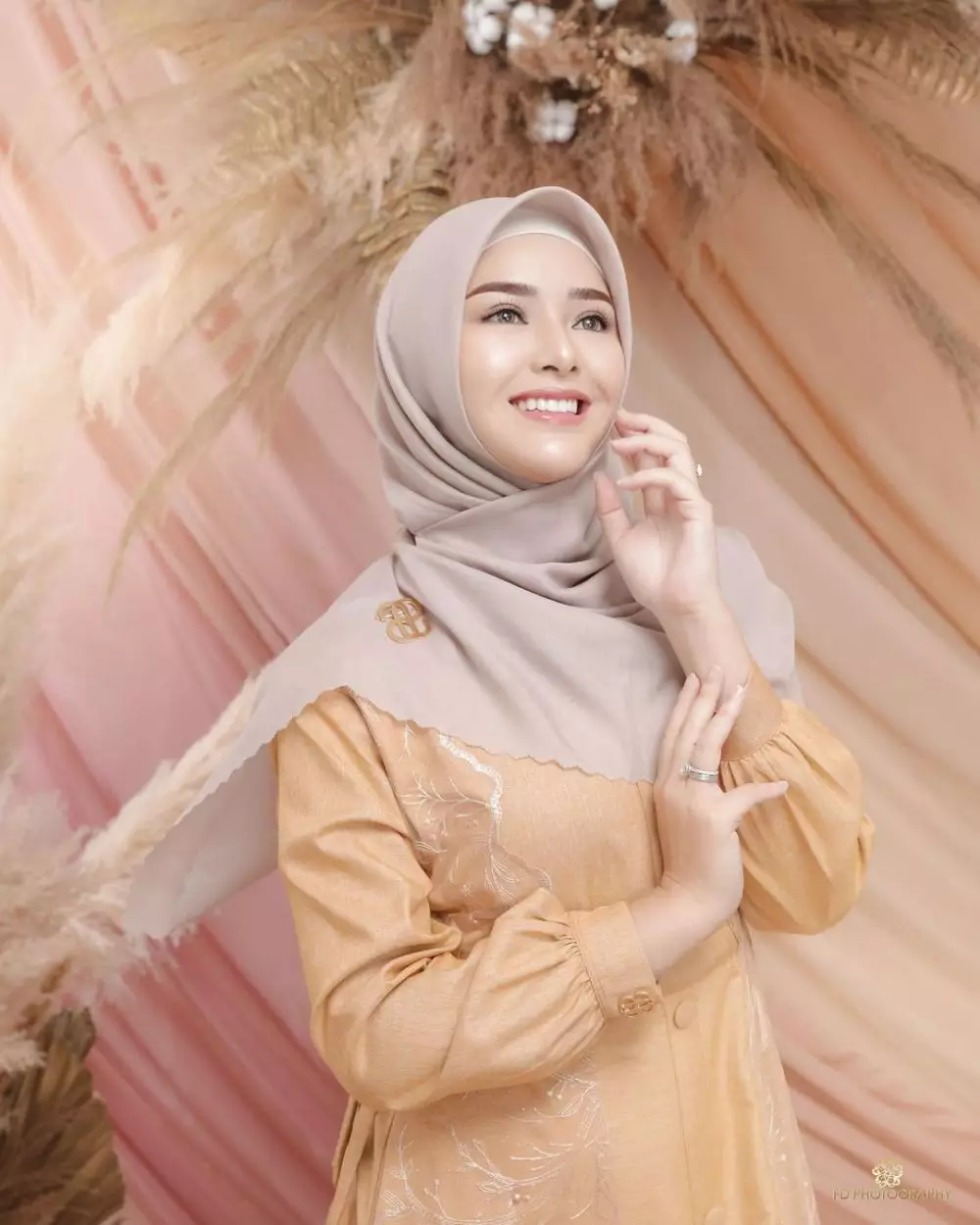 Potret pesinetron tampil berhijab © Instagram