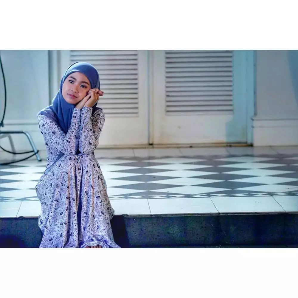 Potret pesinetron tampil berhijab © Instagram
