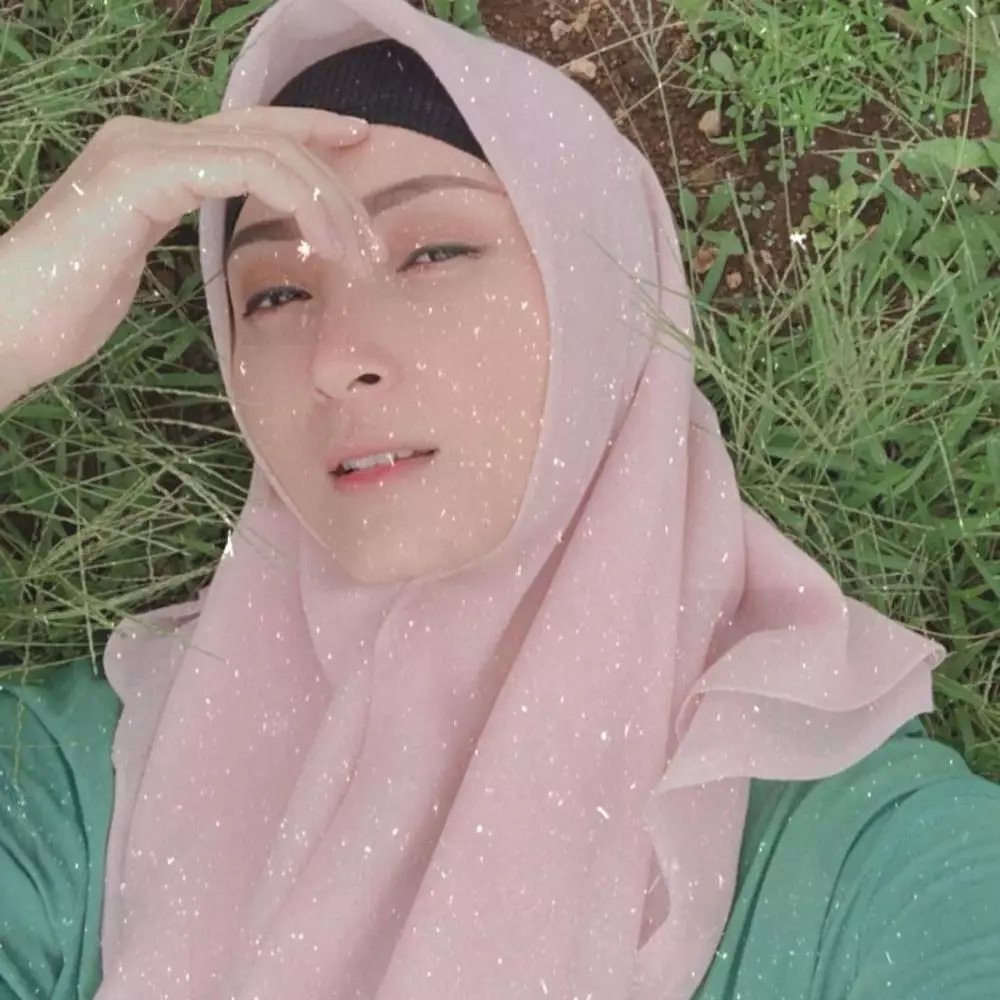 Potret pesinetron tampil berhijab © Instagram