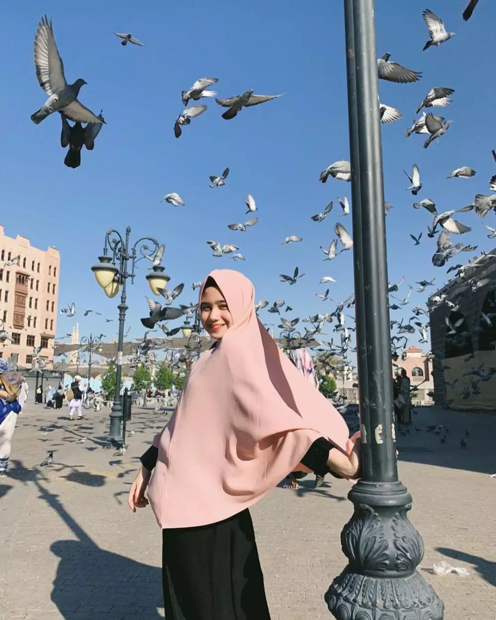 Potret pesinetron tampil berhijab © Instagram