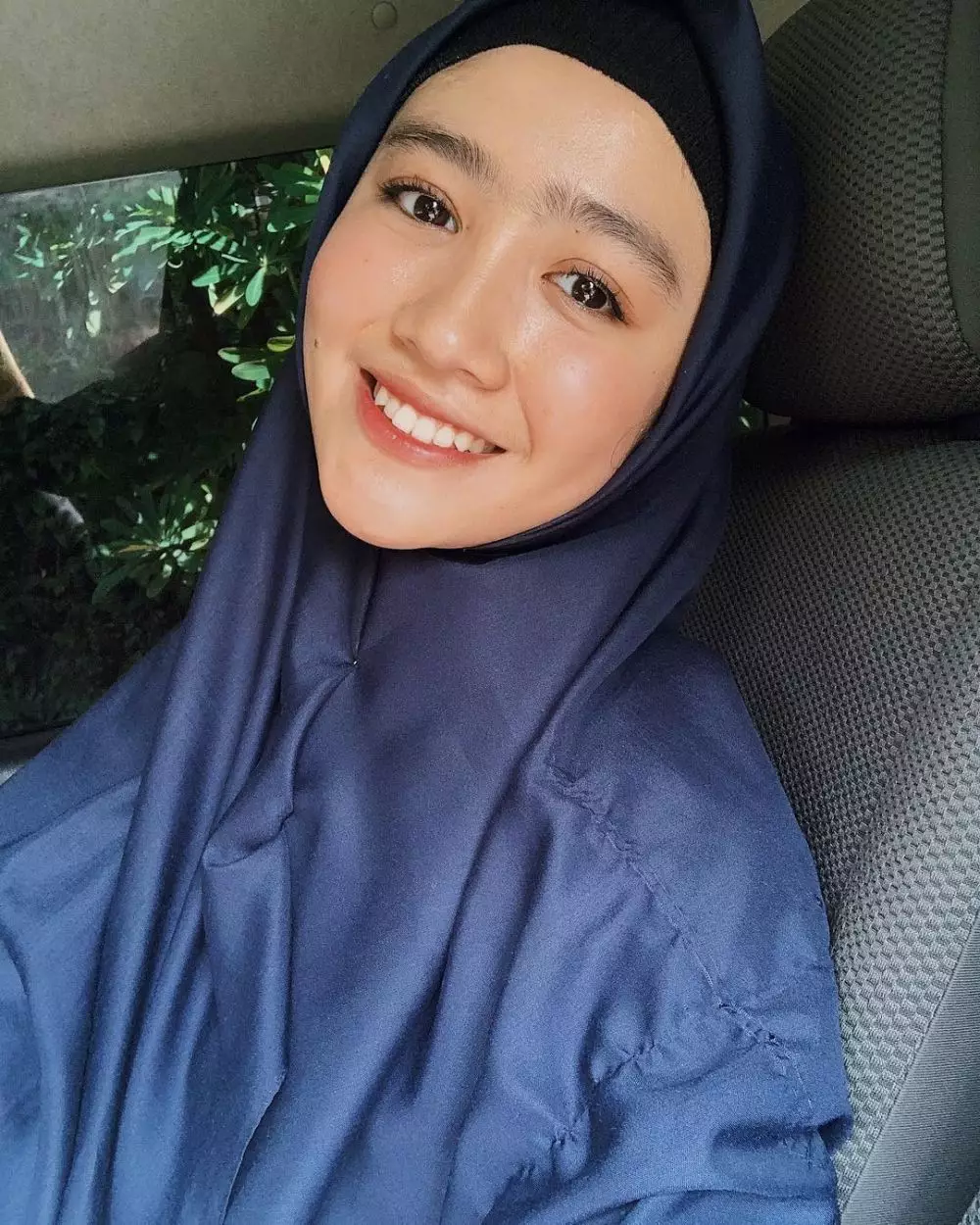 Potret pesinetron tampil berhijab © Instagram
