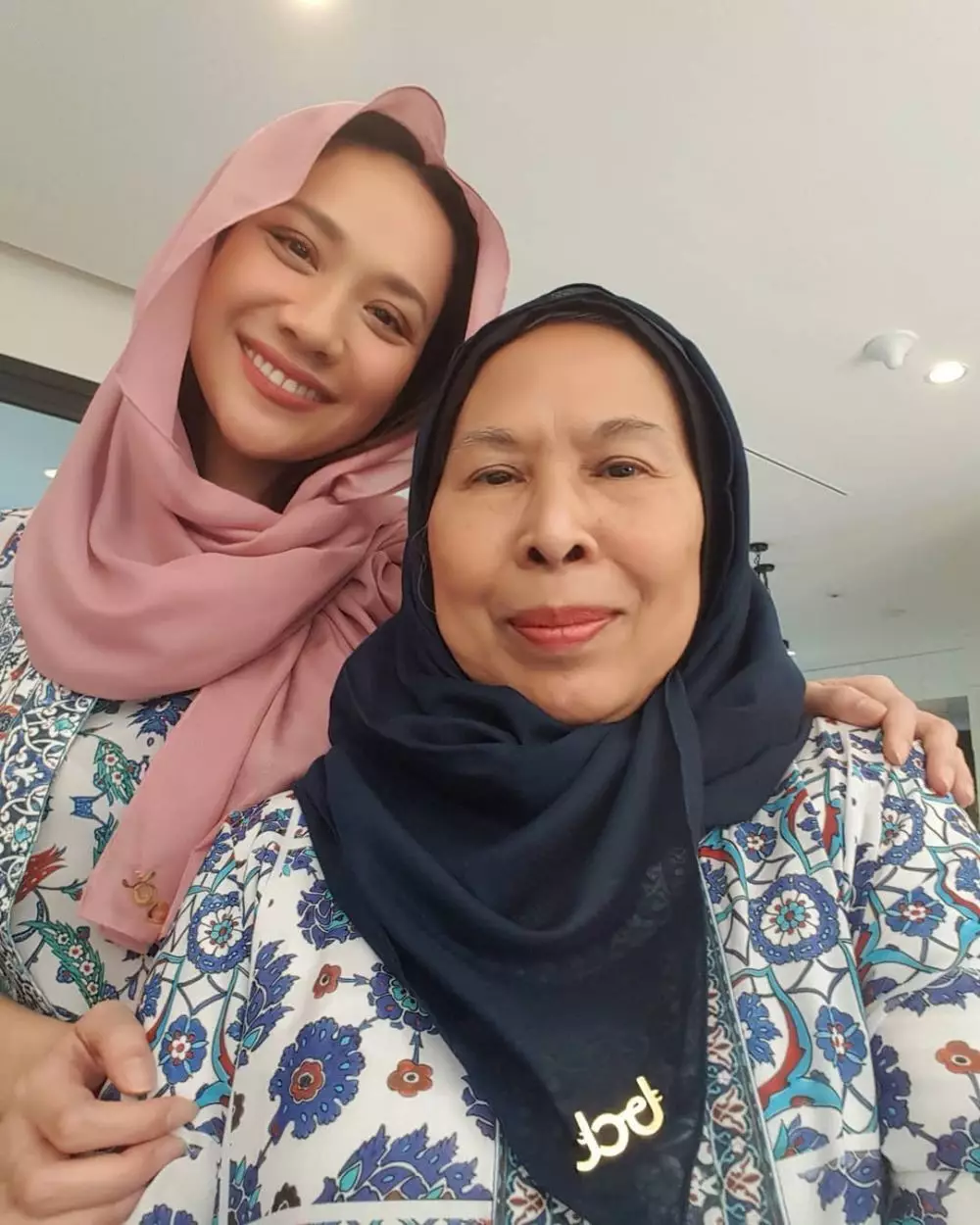 kedekatan penyanyi dan ibu mertua © instagram